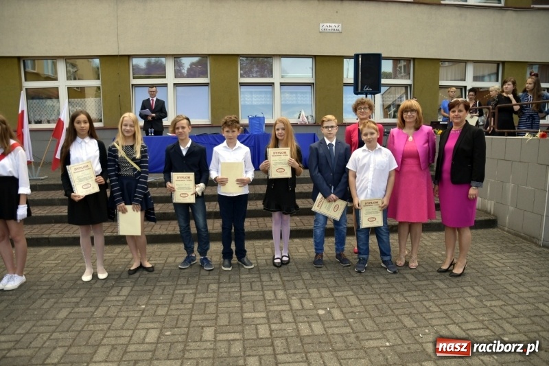 Zdjęcie w galerii na portalu naszraciborz.pl: Uczniowie SP18 pożegnali rok szkolny i… panią dyrektor wiadomości z regionu