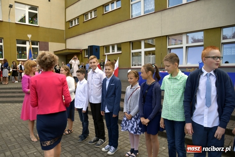 Zdjęcie w galerii na portalu naszraciborz.pl: Uczniowie SP18 pożegnali rok szkolny i… panią dyrektor wiadomości z regionu