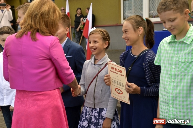 Zdjęcie w galerii na portalu naszraciborz.pl: Uczniowie SP18 pożegnali rok szkolny i… panią dyrektor wiadomości z regionu