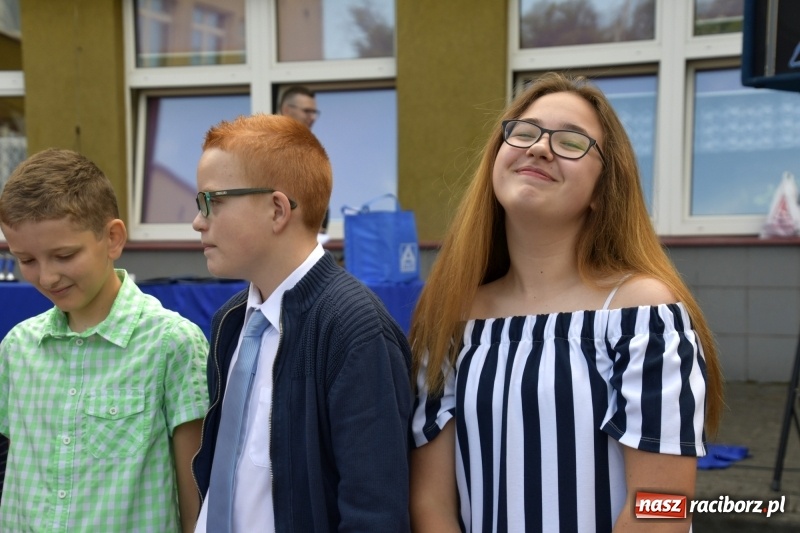 Zdjęcie w galerii na portalu naszraciborz.pl: Uczniowie SP18 pożegnali rok szkolny i… panią dyrektor wiadomości z regionu
