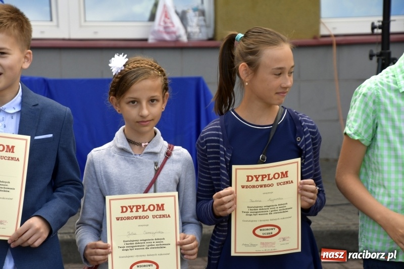 Zdjęcie w galerii na portalu naszraciborz.pl: Uczniowie SP18 pożegnali rok szkolny i… panią dyrektor wiadomości z regionu