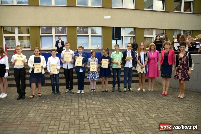 Zdjęcie w galerii na portalu naszraciborz.pl: Uczniowie SP18 pożegnali rok szkolny i… panią dyrektor wiadomości z regionu