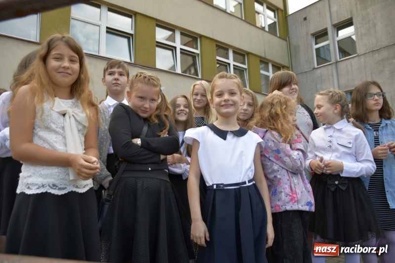 Zdjęcie w galerii na portalu naszraciborz.pl: Uczniowie SP18 pożegnali rok szkolny i… panią dyrektor wiadomości z regionu