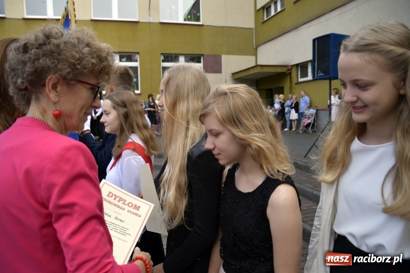 Zdjęcie w galerii na portalu naszraciborz.pl: Uczniowie SP18 pożegnali rok szkolny i… panią dyrektor wiadomości z regionu