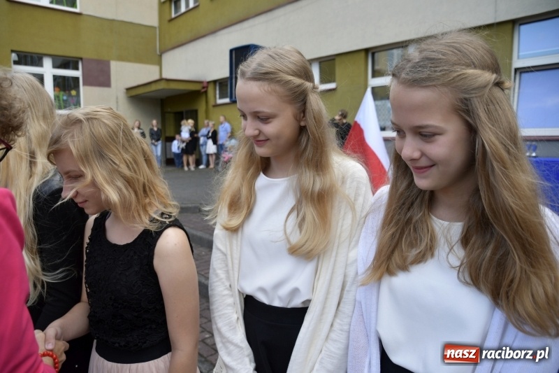 Zdjęcie w galerii na portalu naszraciborz.pl: Uczniowie SP18 pożegnali rok szkolny i… panią dyrektor wiadomości z regionu