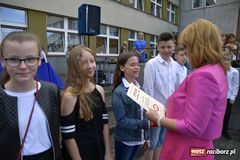 Zdjęcie w galerii na portalu naszraciborz.pl: Uczniowie SP18 pożegnali rok szkolny i… panią dyrektor wiadomości z regionu
