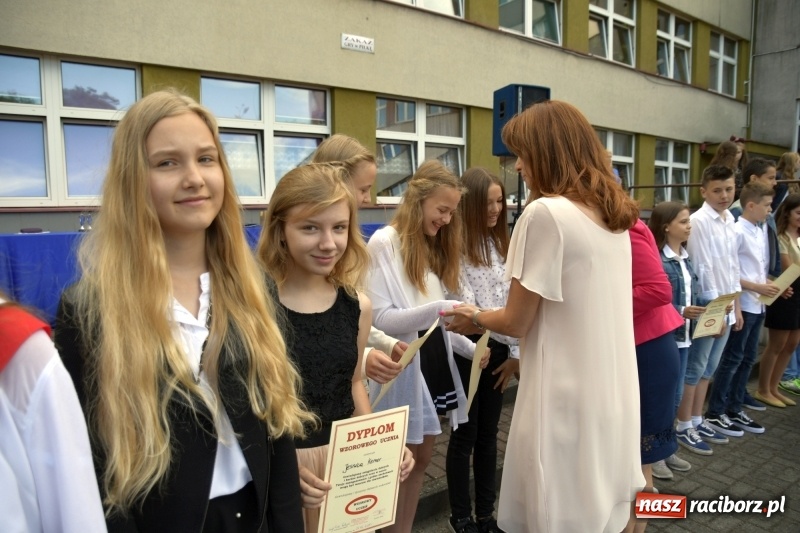 Zdjęcie w galerii na portalu naszraciborz.pl: Uczniowie SP18 pożegnali rok szkolny i… panią dyrektor wiadomości z regionu