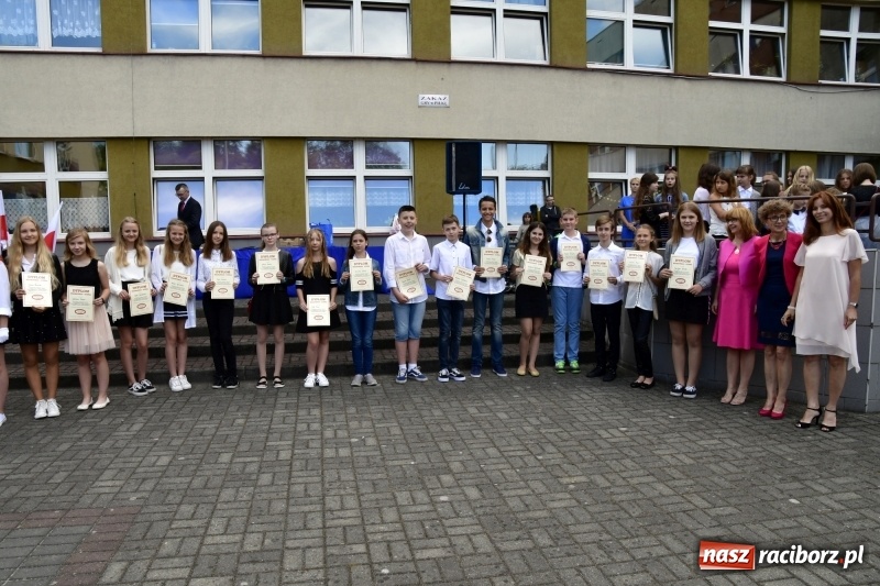 Zdjęcie w galerii na portalu naszraciborz.pl: Uczniowie SP18 pożegnali rok szkolny i… panią dyrektor wiadomości z regionu