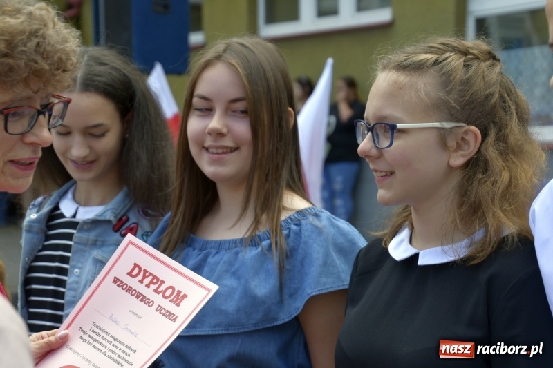 Zdjęcie w galerii na portalu naszraciborz.pl: Uczniowie SP18 pożegnali rok szkolny i… panią dyrektor wiadomości z regionu