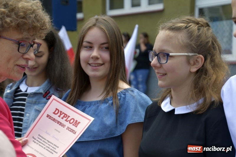 Zdjęcie w galerii na portalu naszraciborz.pl: Uczniowie SP18 pożegnali rok szkolny i… panią dyrektor wiadomości z regionu