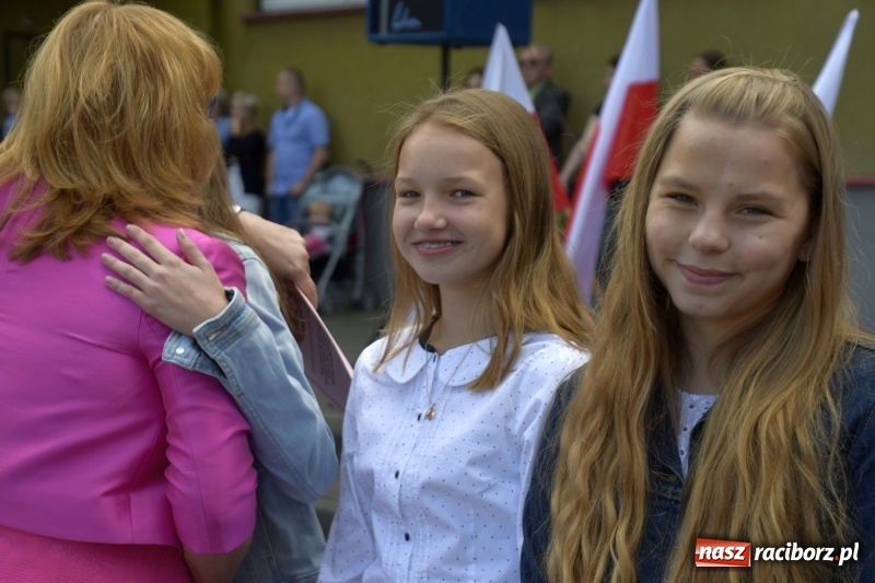 Zdjęcie w galerii na portalu naszraciborz.pl: Uczniowie SP18 pożegnali rok szkolny i… panią dyrektor wiadomości z regionu