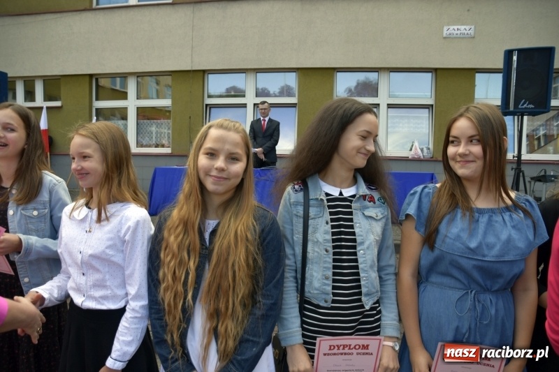 Zdjęcie w galerii na portalu naszraciborz.pl: Uczniowie SP18 pożegnali rok szkolny i… panią dyrektor wiadomości z regionu