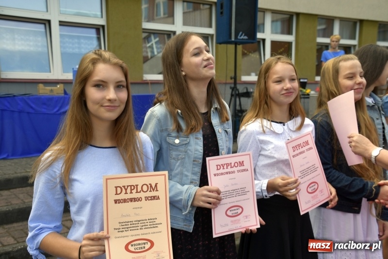 Zdjęcie w galerii na portalu naszraciborz.pl: Uczniowie SP18 pożegnali rok szkolny i… panią dyrektor wiadomości z regionu