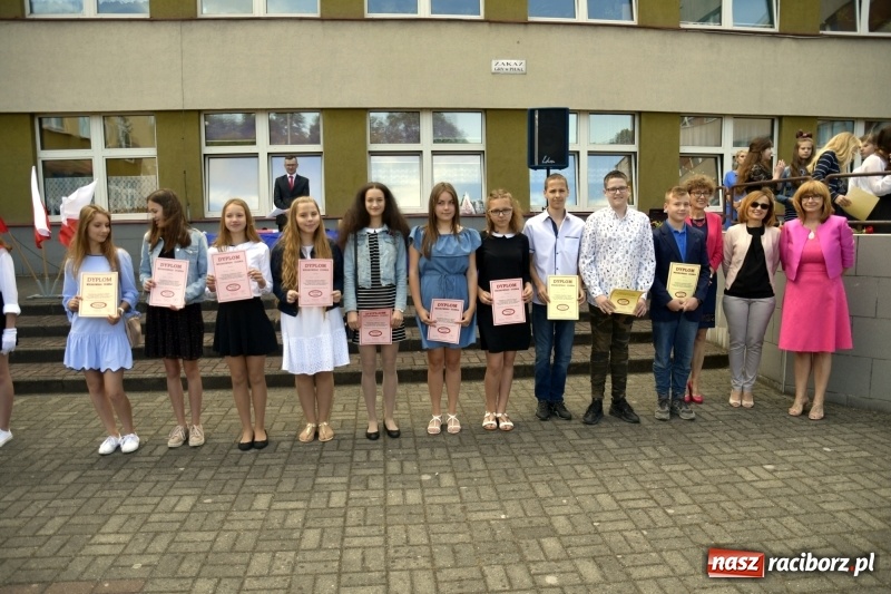 Zdjęcie w galerii na portalu naszraciborz.pl: Uczniowie SP18 pożegnali rok szkolny i… panią dyrektor wiadomości z regionu