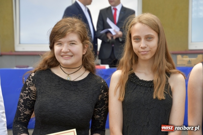 Zdjęcie w galerii na portalu naszraciborz.pl: Uczniowie SP18 pożegnali rok szkolny i… panią dyrektor wiadomości z regionu