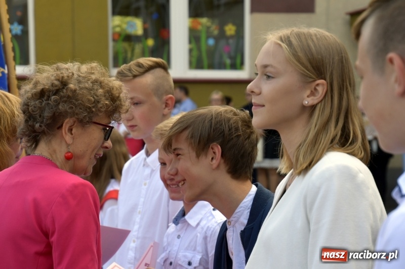 Zdjęcie w galerii na portalu naszraciborz.pl: Uczniowie SP18 pożegnali rok szkolny i… panią dyrektor wiadomości z regionu