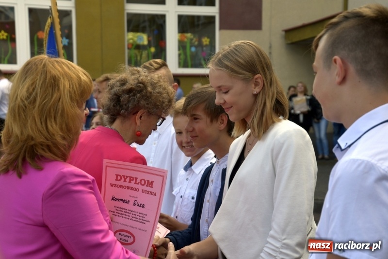 Zdjęcie w galerii na portalu naszraciborz.pl: Uczniowie SP18 pożegnali rok szkolny i… panią dyrektor wiadomości z regionu