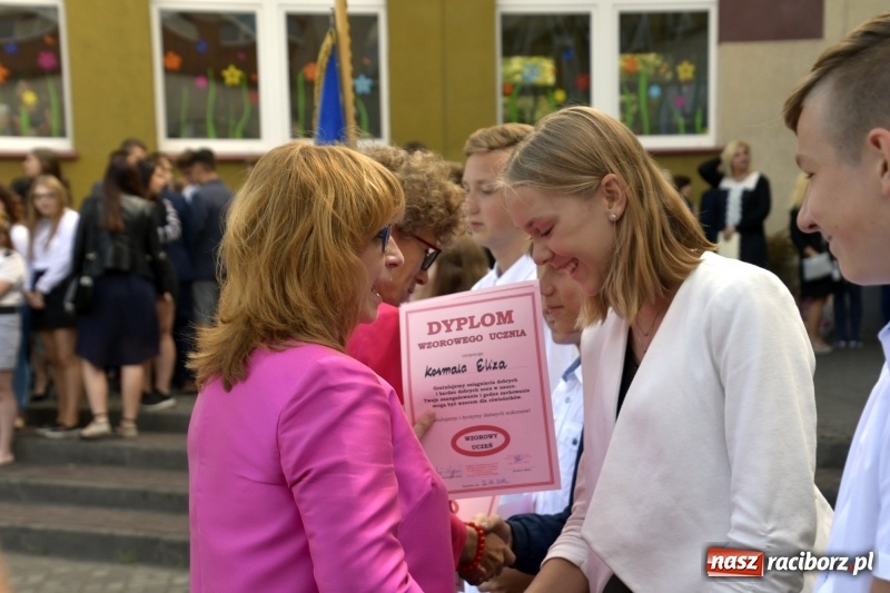 Zdjęcie w galerii na portalu naszraciborz.pl: Uczniowie SP18 pożegnali rok szkolny i… panią dyrektor wiadomości z regionu