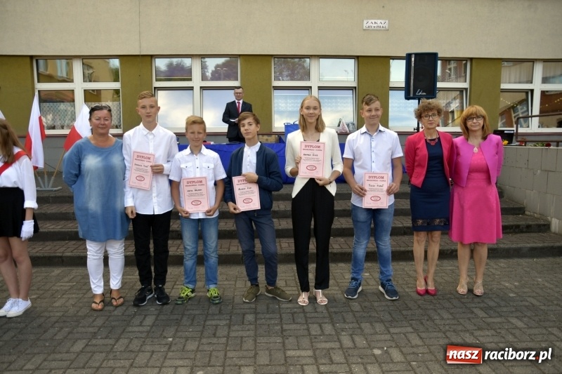 Zdjęcie w galerii na portalu naszraciborz.pl: Uczniowie SP18 pożegnali rok szkolny i… panią dyrektor wiadomości z regionu