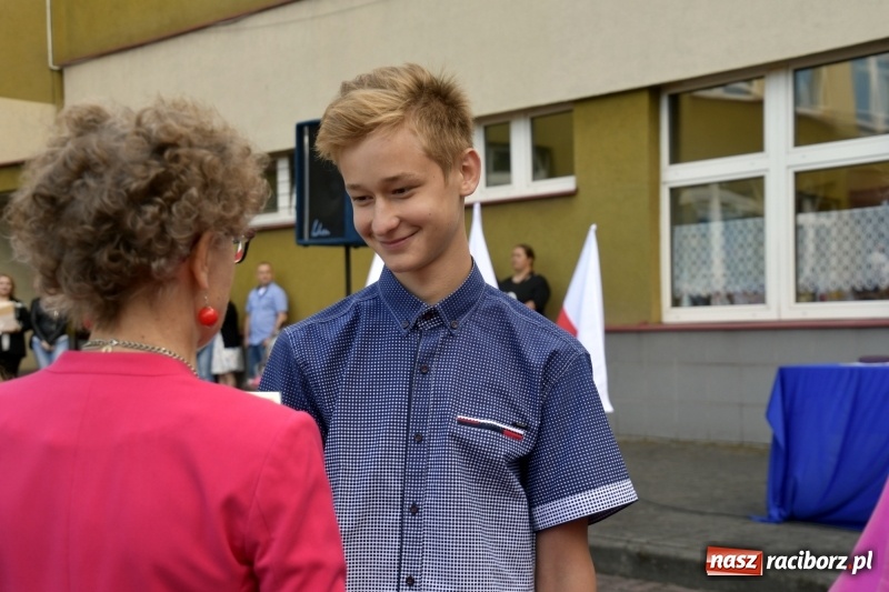 Zdjęcie w galerii na portalu naszraciborz.pl: Uczniowie SP18 pożegnali rok szkolny i… panią dyrektor wiadomości z regionu