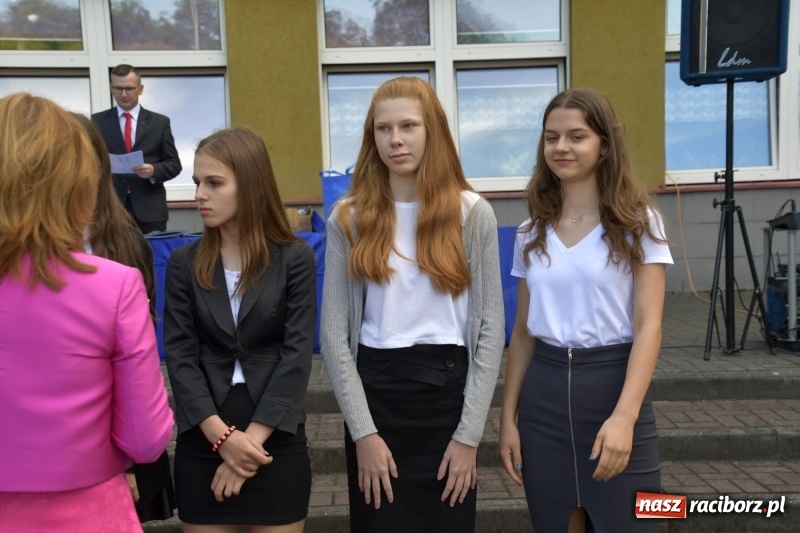 Zdjęcie w galerii na portalu naszraciborz.pl: Uczniowie SP18 pożegnali rok szkolny i… panią dyrektor wiadomości z regionu