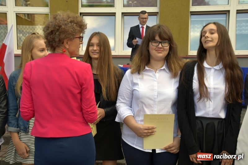 Zdjęcie w galerii na portalu naszraciborz.pl: Uczniowie SP18 pożegnali rok szkolny i… panią dyrektor wiadomości z regionu