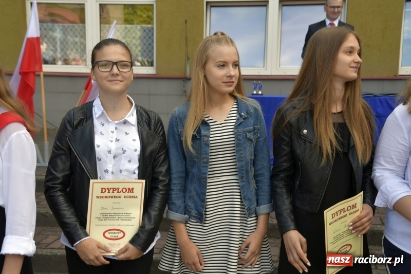 Zdjęcie w galerii na portalu naszraciborz.pl: Uczniowie SP18 pożegnali rok szkolny i… panią dyrektor wiadomości z regionu