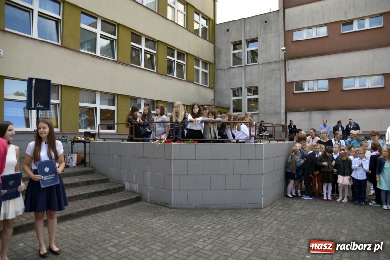 Zdjęcie w galerii na portalu naszraciborz.pl: Uczniowie SP18 pożegnali rok szkolny i… panią dyrektor wiadomości z regionu