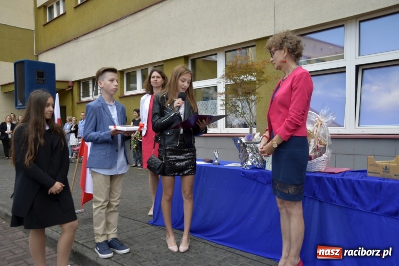 Zdjęcie w galerii na portalu naszraciborz.pl: Uczniowie SP18 pożegnali rok szkolny i… panią dyrektor wiadomości z regionu