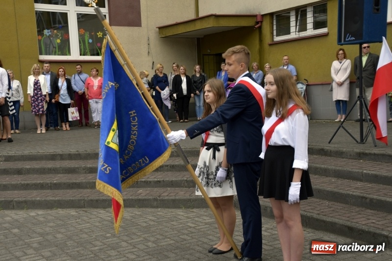 Zdjęcie w galerii na portalu naszraciborz.pl: Uczniowie SP18 pożegnali rok szkolny i… panią dyrektor wiadomości z regionu