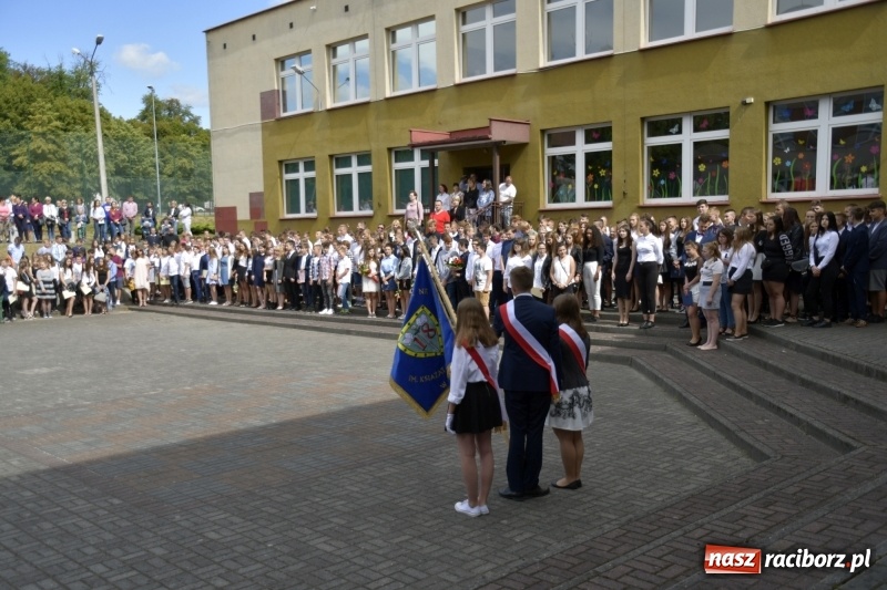 Zdjęcie w galerii na portalu naszraciborz.pl: Uczniowie SP18 pożegnali rok szkolny i… panią dyrektor wiadomości z regionu