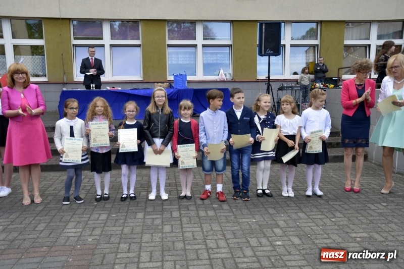 Zdjęcie w galerii na portalu naszraciborz.pl: Uczniowie SP18 pożegnali rok szkolny i… panią dyrektor wiadomości z regionu