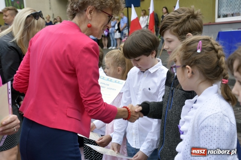 Zdjęcie w galerii na portalu naszraciborz.pl: Uczniowie SP18 pożegnali rok szkolny i… panią dyrektor wiadomości z regionu