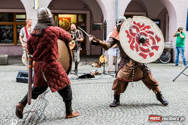 Zdjęcie w galerii na portalu naszraciborz.pl: Koncert zespołu JAR i walki wojów  wiadomości z regionu