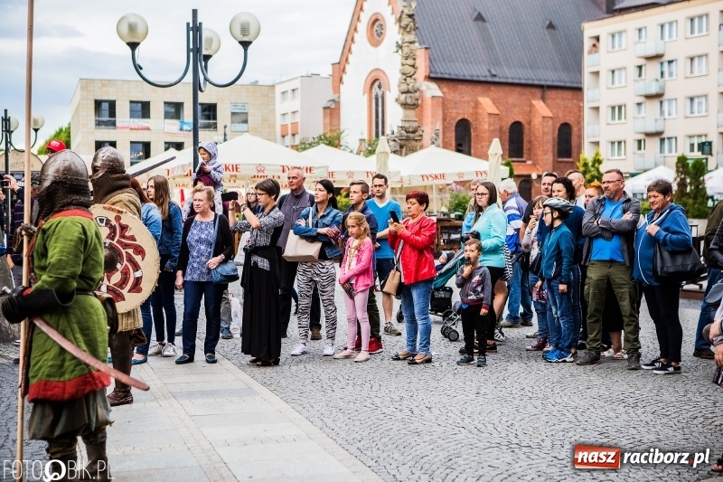 Zdjęcie w galerii na portalu naszraciborz.pl: Koncert zespołu JAR i walki wojów  wiadomości z regionu