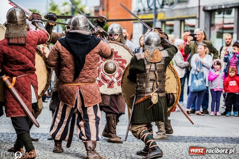 Zdjęcie w galerii na portalu naszraciborz.pl: Koncert zespołu JAR i walki wojów  wiadomości z regionu