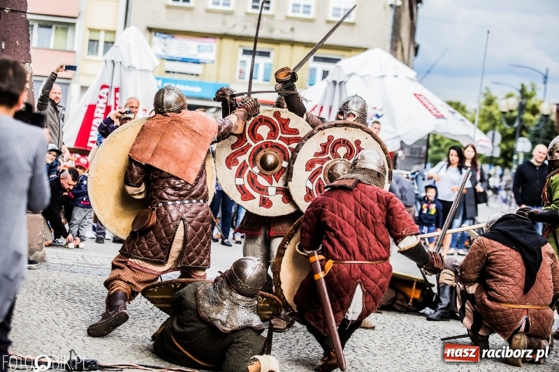 Zdjęcie w galerii na portalu naszraciborz.pl: Koncert zespołu JAR i walki wojów  wiadomości z regionu