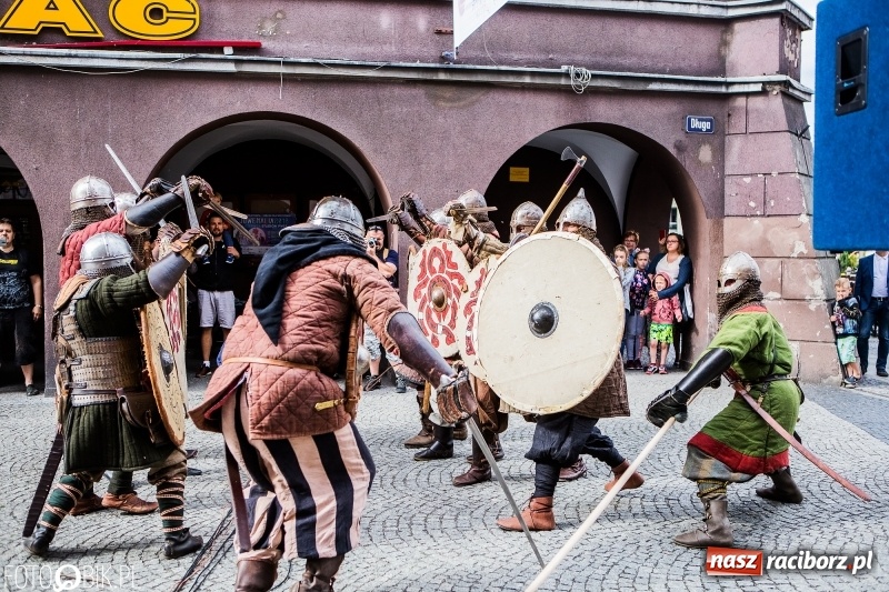 Zdjęcie w galerii na portalu naszraciborz.pl: Koncert zespołu JAR i walki wojów  wiadomości z regionu