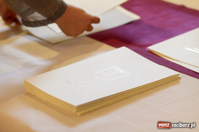 Zdjęcie w galerii na portalu naszraciborz.pl: Prymusi z gminy Krzanowice odebrali gratulacje od burmistrza  wiadomości z regionu