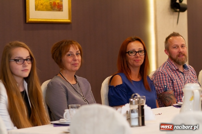 Zdjęcie w galerii na portalu naszraciborz.pl: Prymusi z gminy Krzanowice odebrali gratulacje od burmistrza  wiadomości z regionu