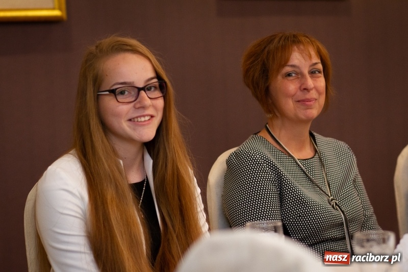Zdjęcie w galerii na portalu naszraciborz.pl: Prymusi z gminy Krzanowice odebrali gratulacje od burmistrza  wiadomości z regionu
