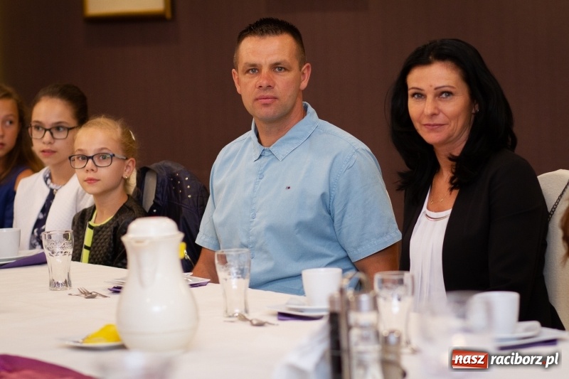 Zdjęcie w galerii na portalu naszraciborz.pl: Prymusi z gminy Krzanowice odebrali gratulacje od burmistrza  wiadomości z regionu