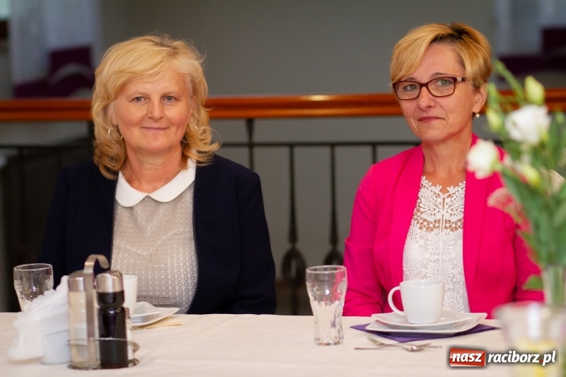 Zdjęcie w galerii na portalu naszraciborz.pl: Prymusi z gminy Krzanowice odebrali gratulacje od burmistrza  wiadomości z regionu