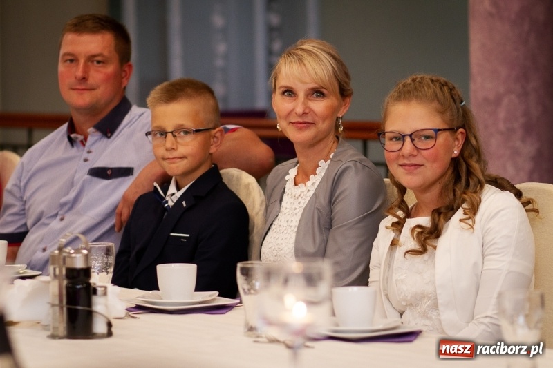 Zdjęcie w galerii na portalu naszraciborz.pl: Prymusi z gminy Krzanowice odebrali gratulacje od burmistrza  wiadomości z regionu