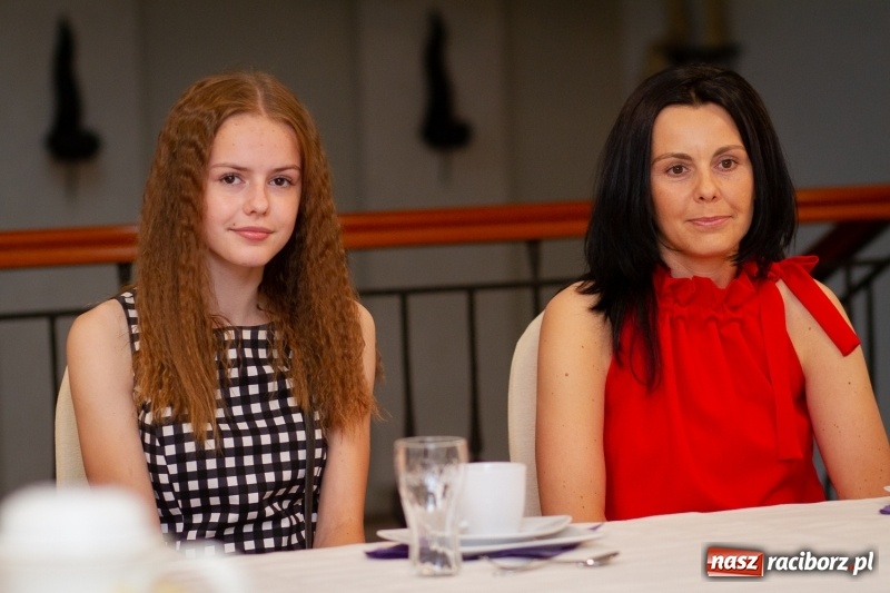 Zdjęcie w galerii na portalu naszraciborz.pl: Prymusi z gminy Krzanowice odebrali gratulacje od burmistrza  wiadomości z regionu