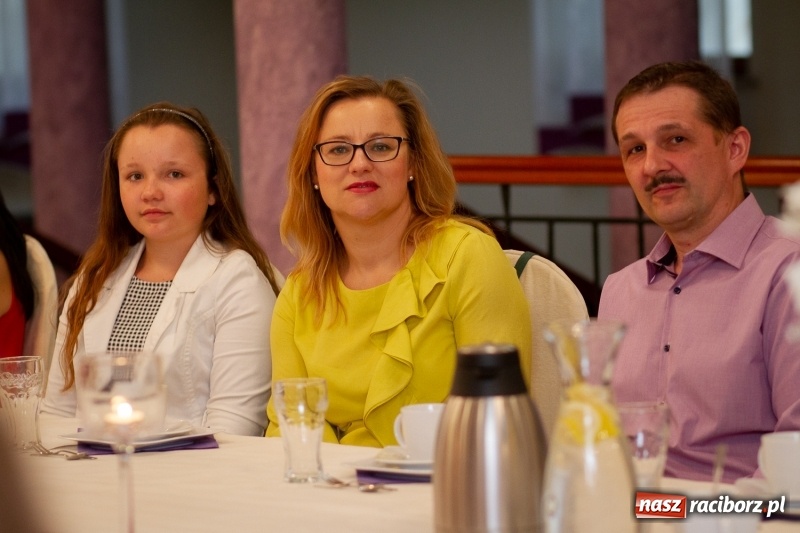 Zdjęcie w galerii na portalu naszraciborz.pl: Prymusi z gminy Krzanowice odebrali gratulacje od burmistrza  wiadomości z regionu