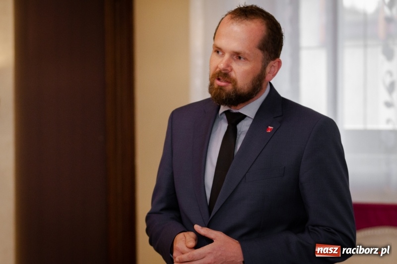 Zdjęcie w galerii na portalu naszraciborz.pl: Prymusi z gminy Krzanowice odebrali gratulacje od burmistrza  wiadomości z regionu