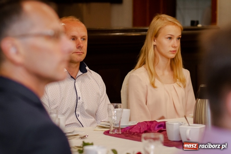 Zdjęcie w galerii na portalu naszraciborz.pl: Prymusi z gminy Krzanowice odebrali gratulacje od burmistrza  wiadomości z regionu