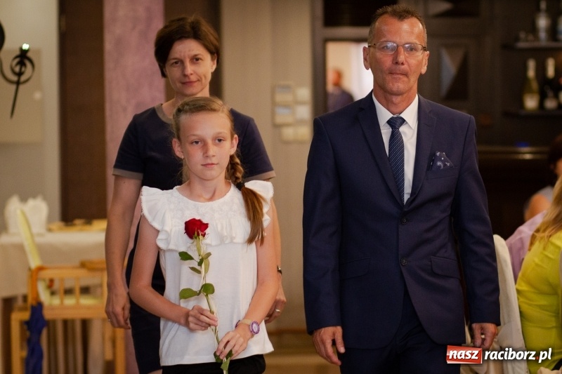 Zdjęcie w galerii na portalu naszraciborz.pl: Prymusi z gminy Krzanowice odebrali gratulacje od burmistrza  wiadomości z regionu