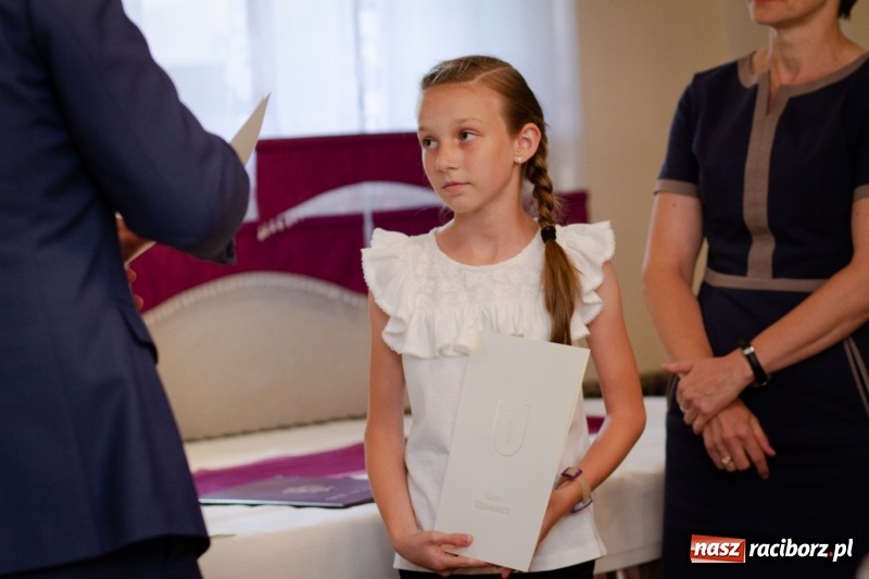 Zdjęcie w galerii na portalu naszraciborz.pl: Prymusi z gminy Krzanowice odebrali gratulacje od burmistrza  wiadomości z regionu